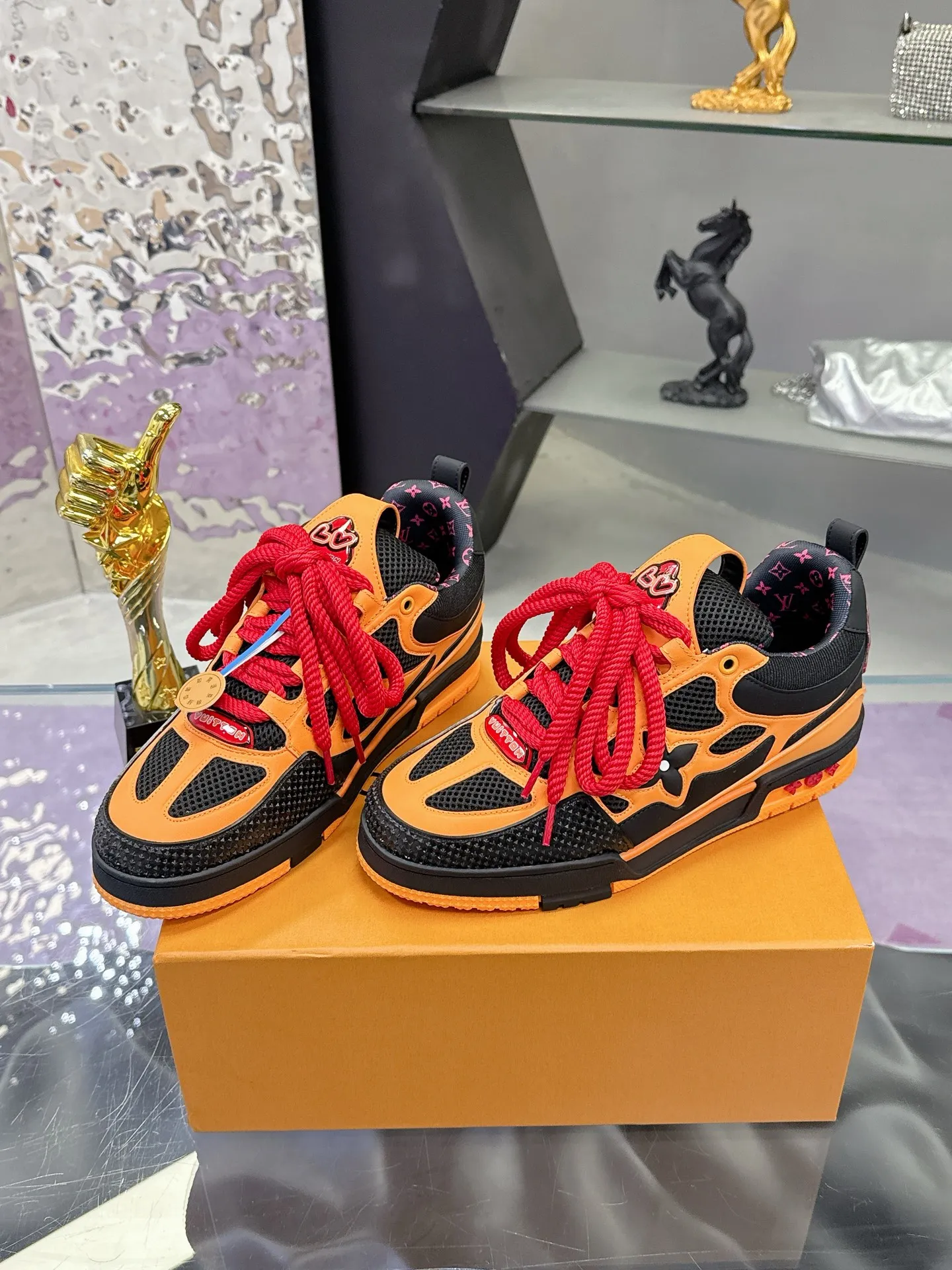 Factory price: 760💰 𝙇𝙑 𝟐𝟎𝟐5 𝐒𝐒 𝐧𝐞𝐰 Officially synchronized new colors💗 Louis Vuitton catwalk skateboard shoes are a hit, LOUIS VUITTON Trainer is undoubtedly one of the most successful Sneakers launched by luxury brands, but the pace of exploration will not stop. LOUISVUITTON will also bring a new series of skateboard shoes in the spring of 2025. The new series in the picture returns to the 90s Chunky Skate Shoes look and feel. The uppers are made of leather and mesh. The fat silhouette and thick shoelaces are very eye-catching. It is expected to have quite a few colors like the Trainer. Judging from the previous DIOR show skate shoes, this chunky style may be even stronger next year.  💎 LV small bread series LV bread shoe series 😘 Couple model Size: Female 35-40 Male 39-44, customized 45, 46
